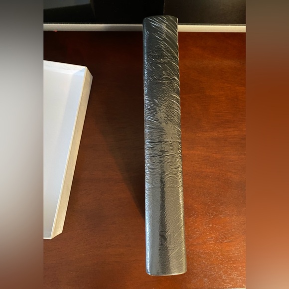 Black Leather Study Bible - Picture 8 of 12